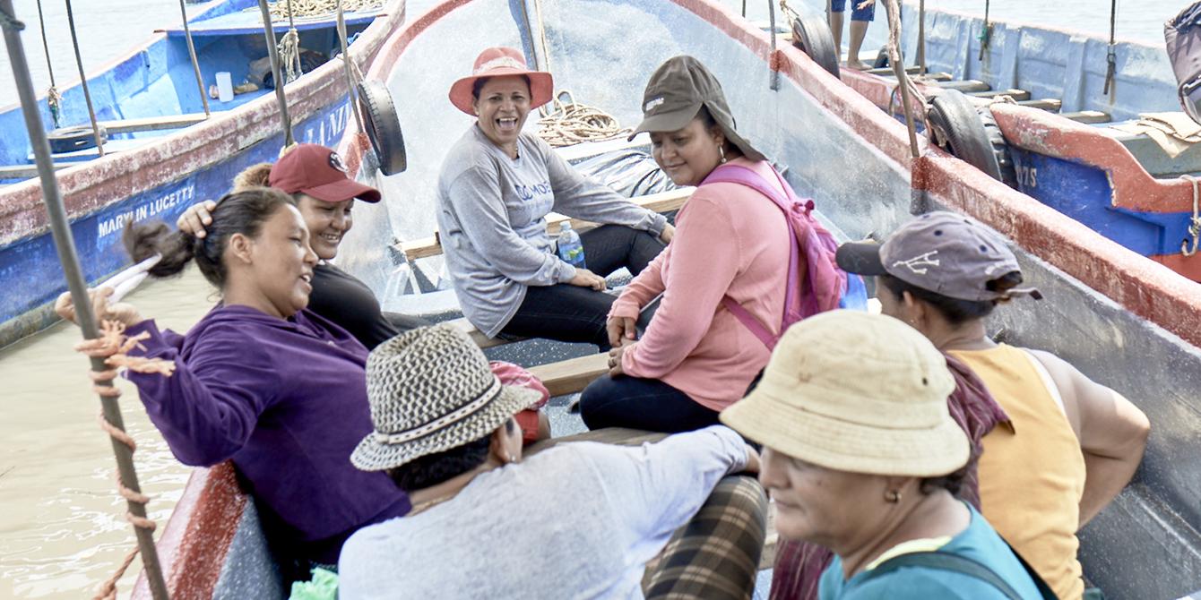 Integrantes de ESMUMAR se desplazan en "pangas" entre Coyolito y Amapala para vender sus productos marinos.